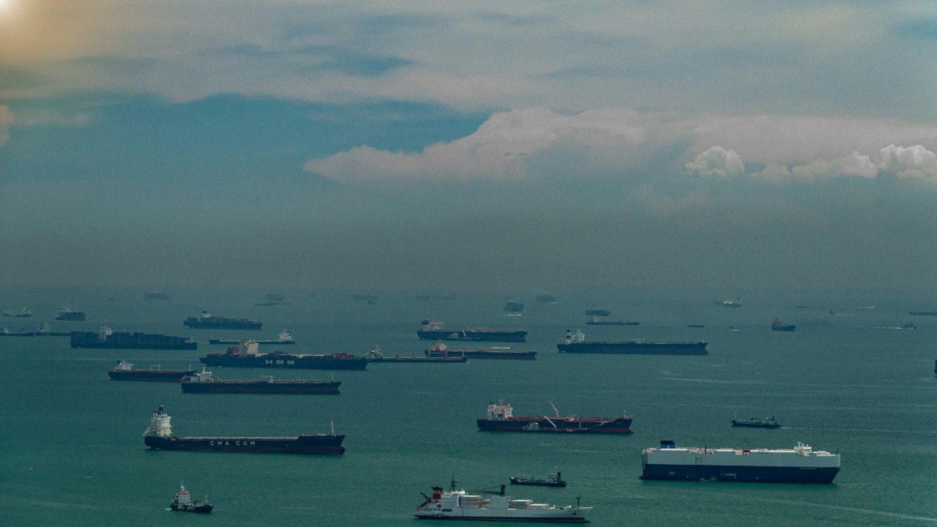 O bloqueio no Estreito de Ormuz faz gasolina subir 10 centavos na Europa. Entenda o impacto!