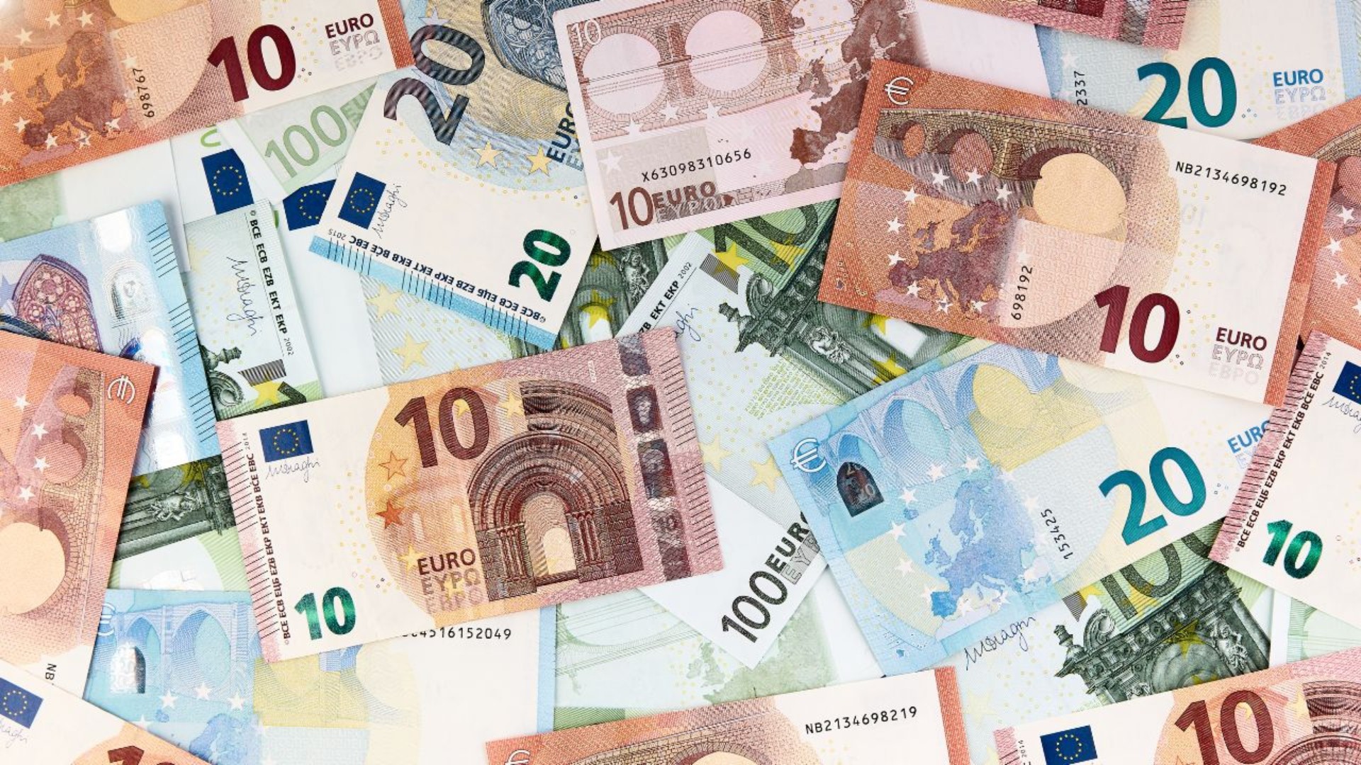 Na Espanha mãe gasta herança do filho em cirurgia estética